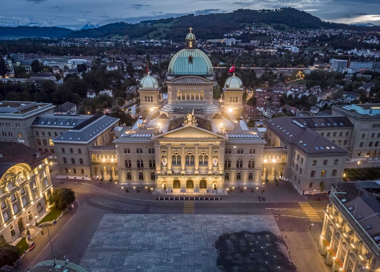 Vue aérienne du Parlement suisse et de la Place fédérale à Berne.