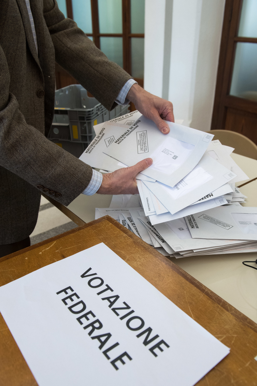 Immagine simbolica, un seggio delle elezioni federali svizzere.