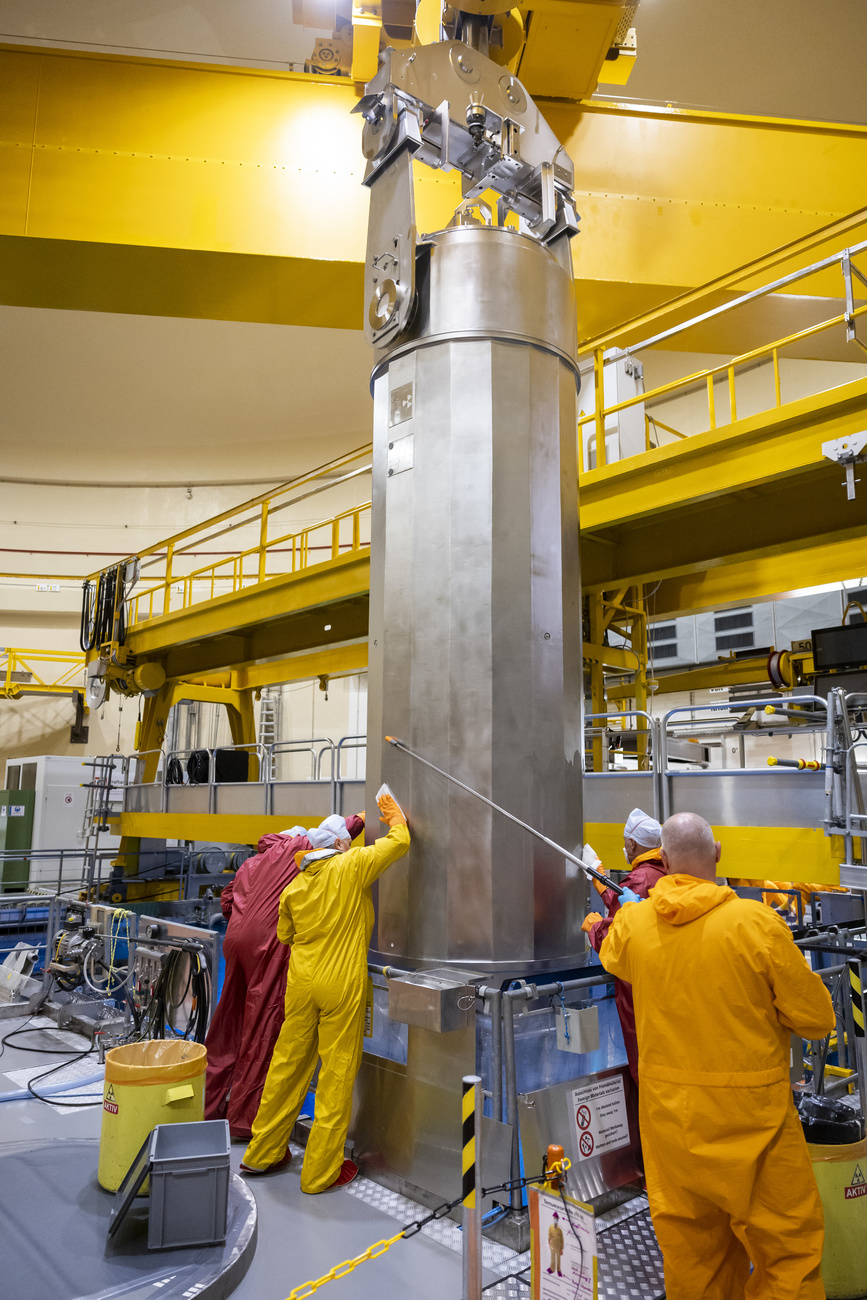 Rückbau eines AKW: Ein Brennstab wird aus dem Kühlbecken gehoben
