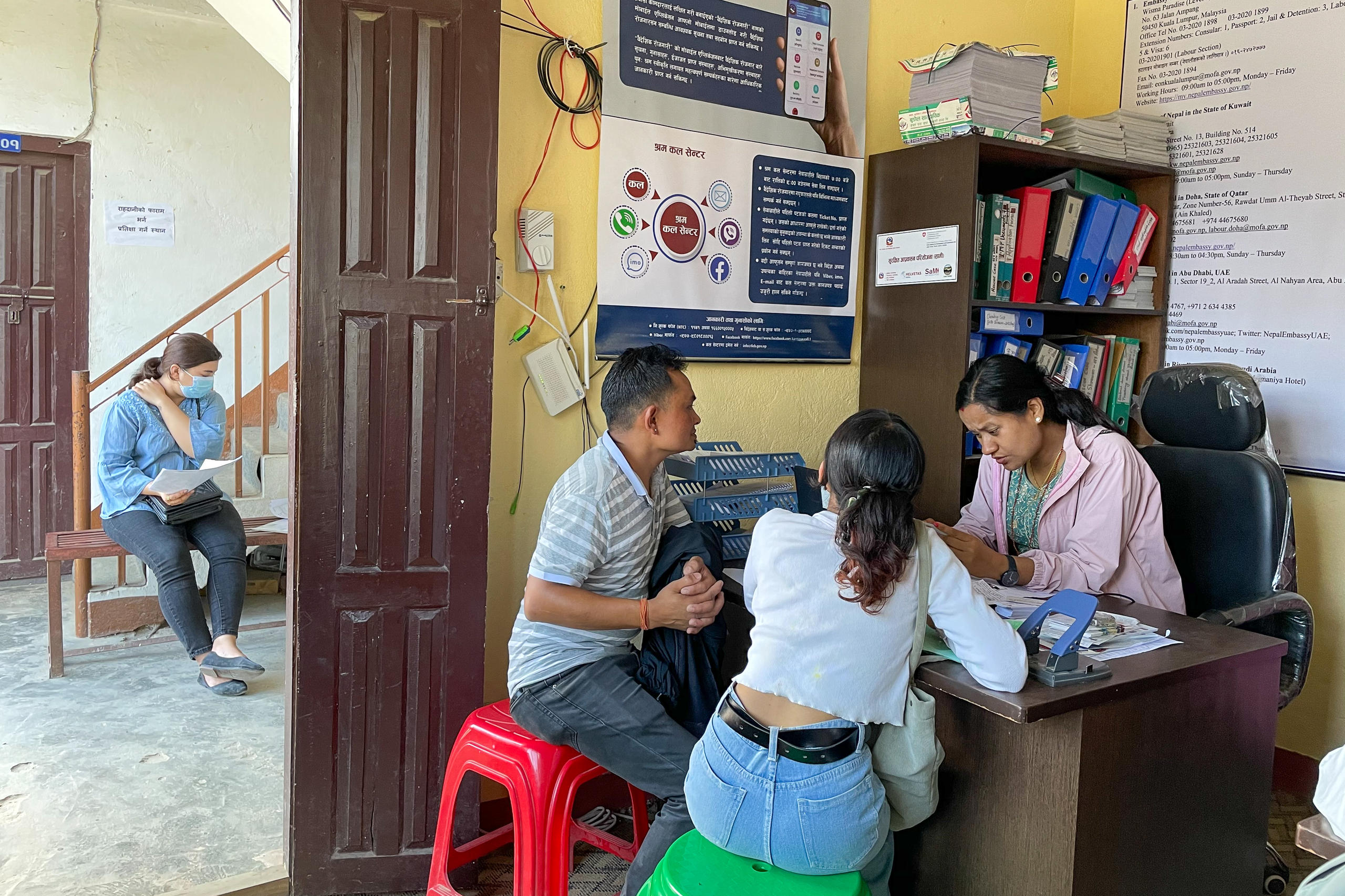 Un couple dans un petit bureau de conseil au Népal