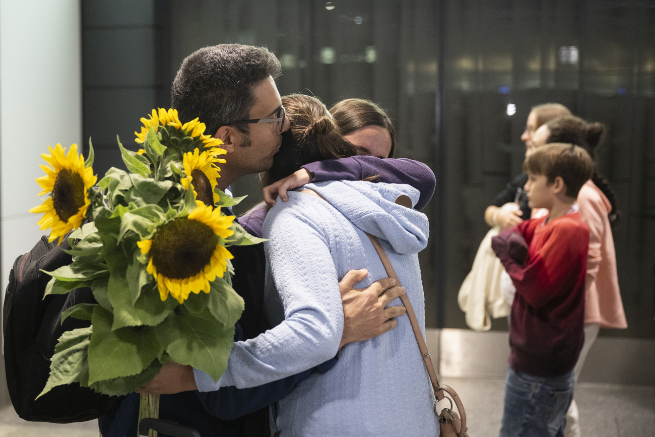 L arrivo a Zurigo di persone rimpatriate da Israele.
