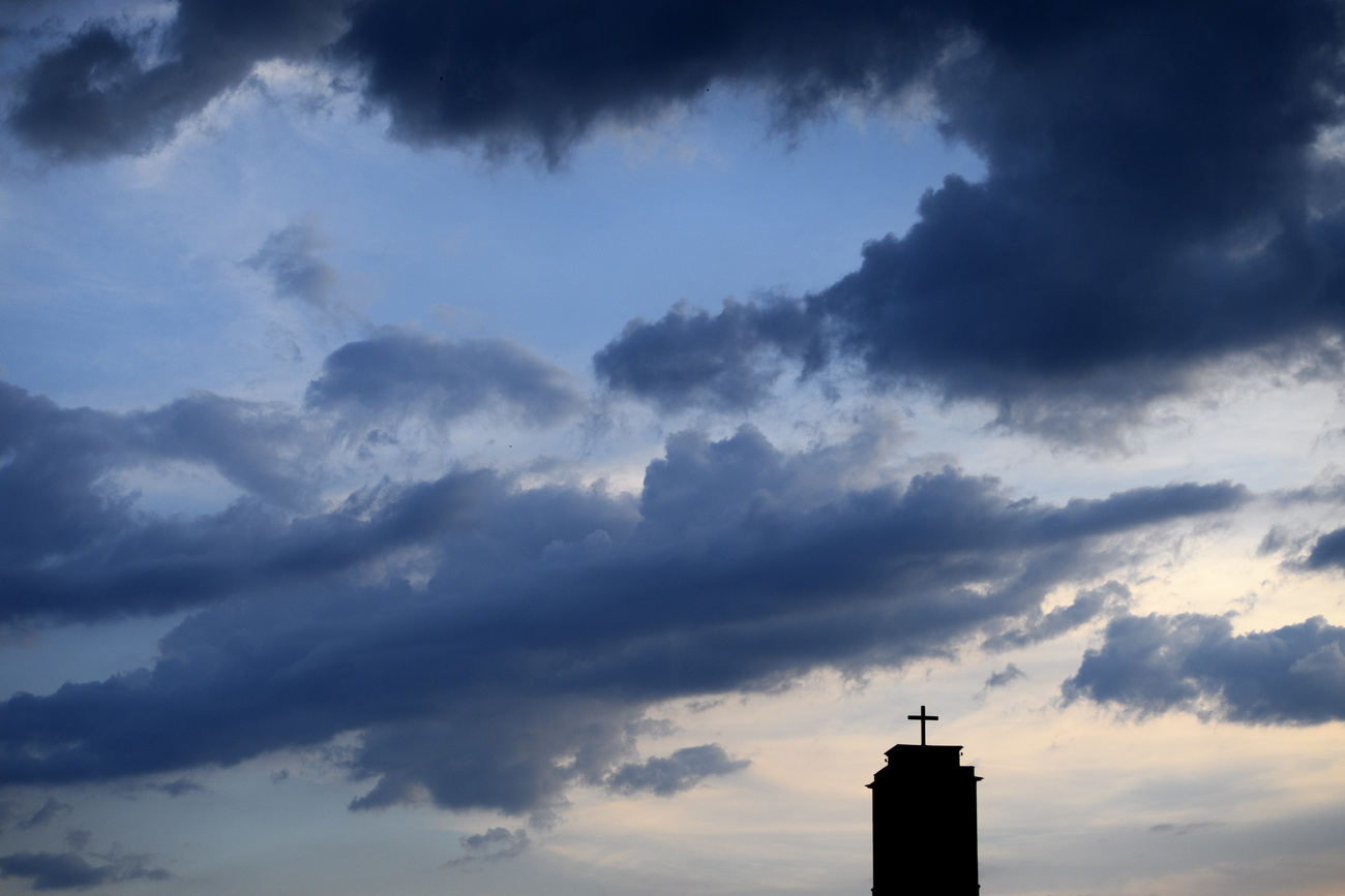 Nuvole sopra una chiesa cattolica svizzera.