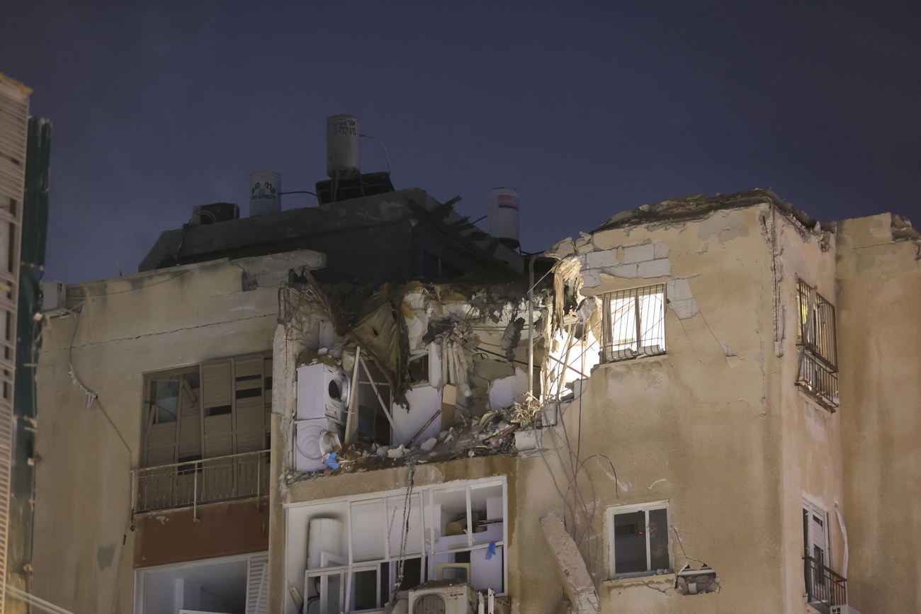 Edificio en Tel Aviv en ruinas por un cohete