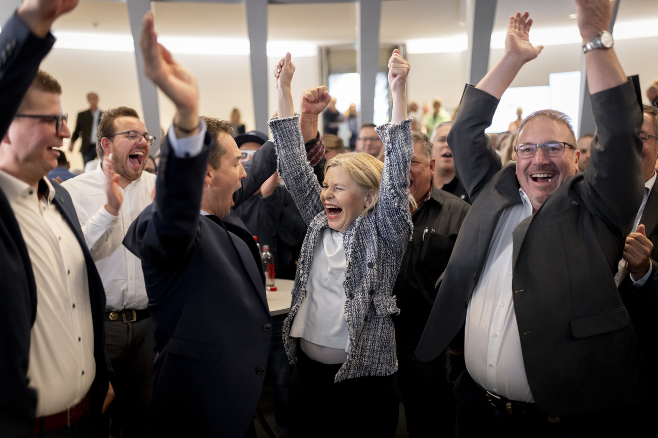 Políticos comemorando resultado das eleições