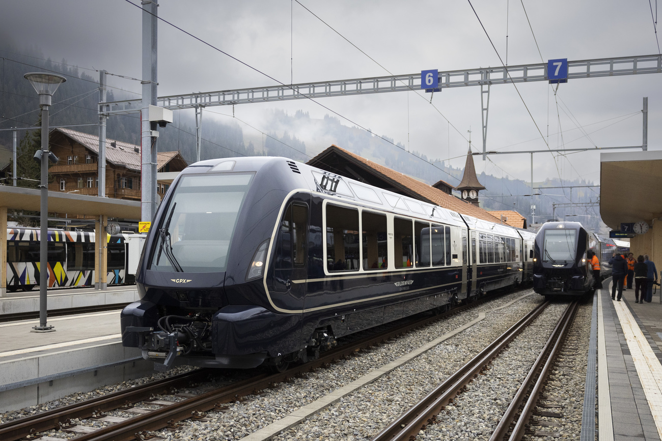 treno fermo in stazione