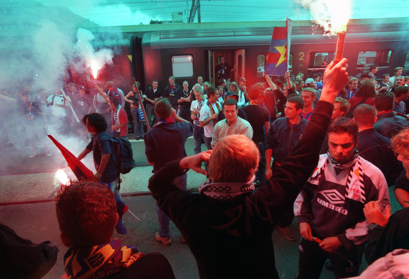 Fussballfans mit Pyros