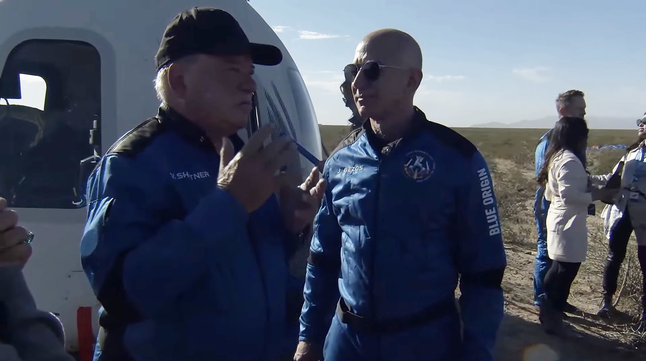 William Shatner und Jeff Bezos nach ihrem Flug ins All