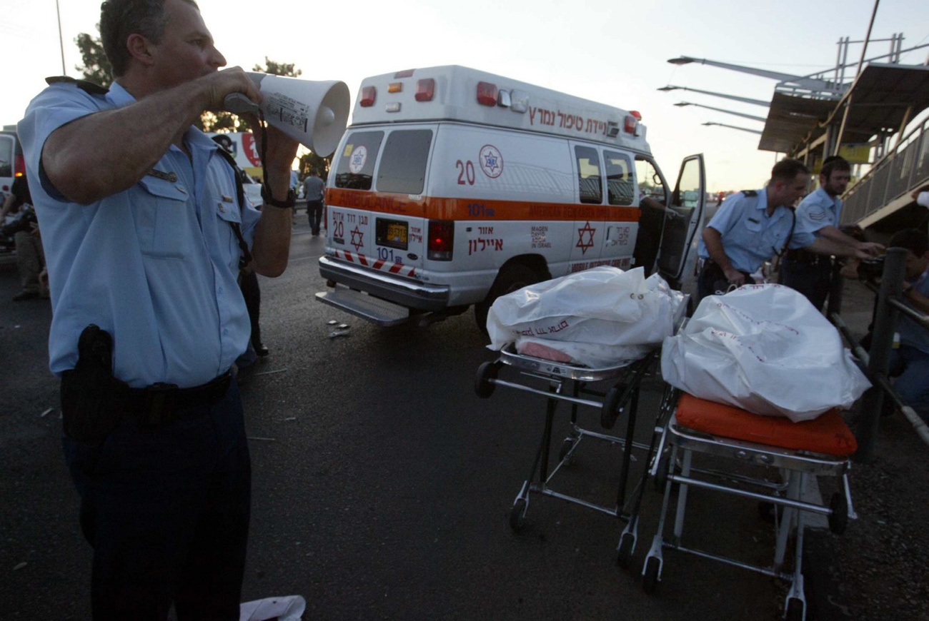 due sacchi contenenti due copri davanti a un veicolo dell ambulanza in israele