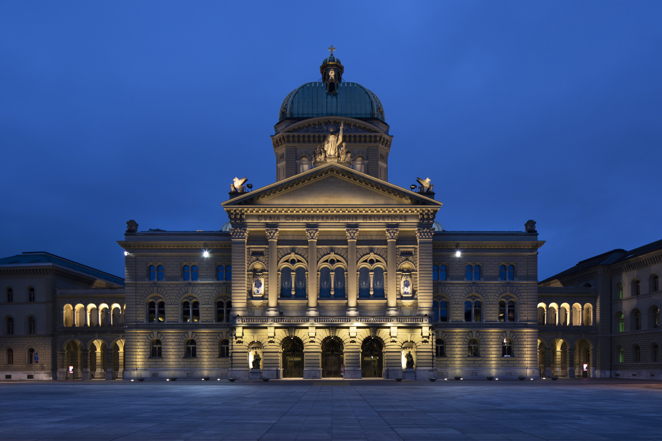Palazzo federale fotografato di sera.