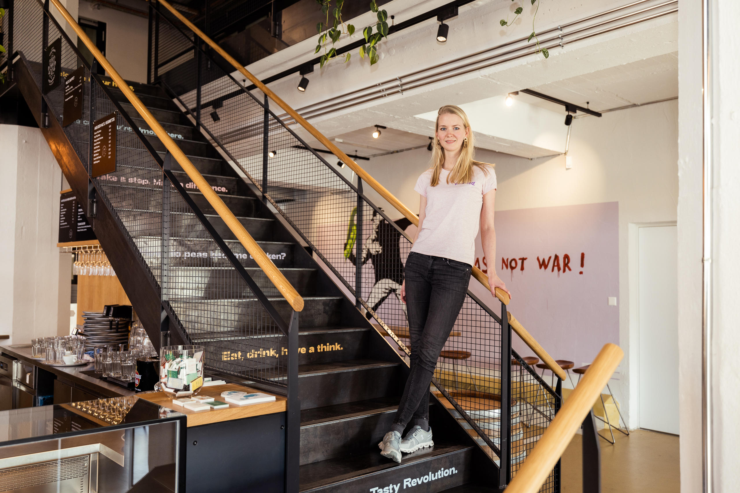 Judith Wemmer auf einer Treppe am Hauptsitz in Kempthal.