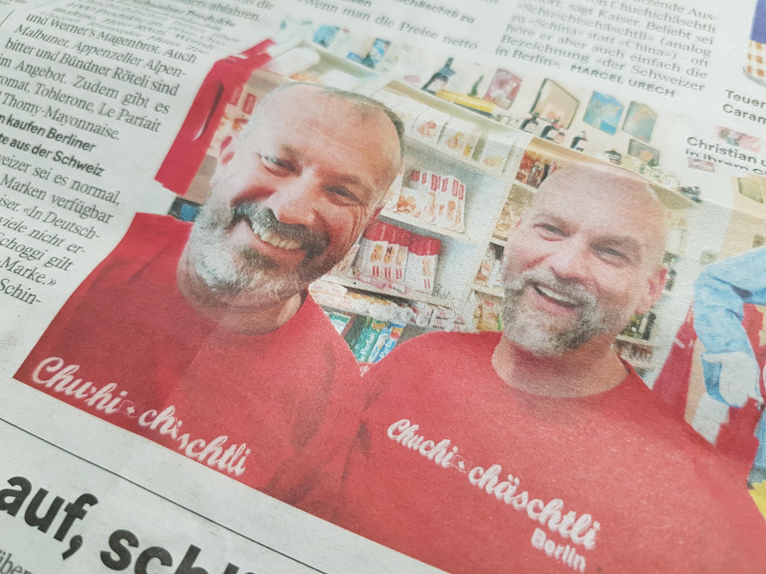 Zwei Männer auf einer Foto in einer Zeitung