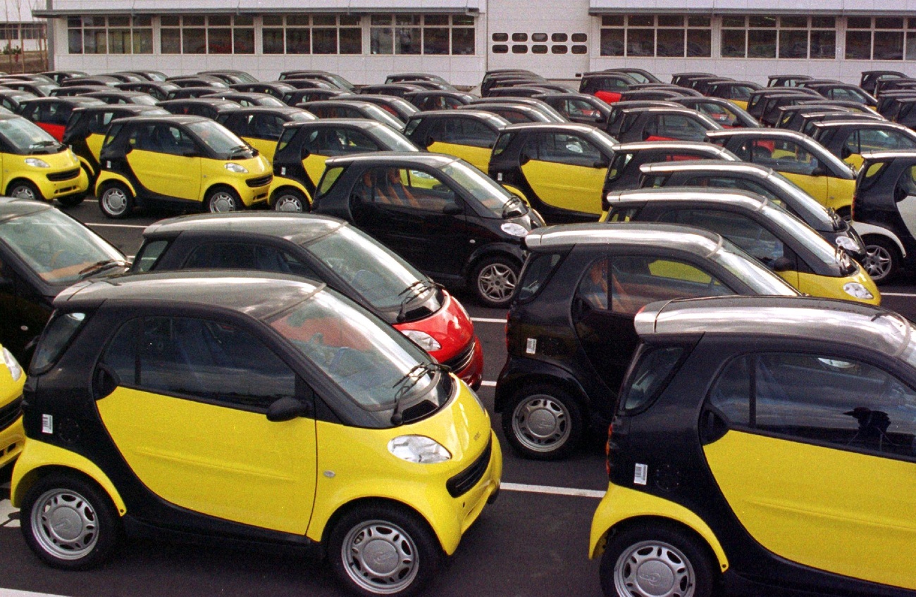 decine di smart gialle e nere posteggiate