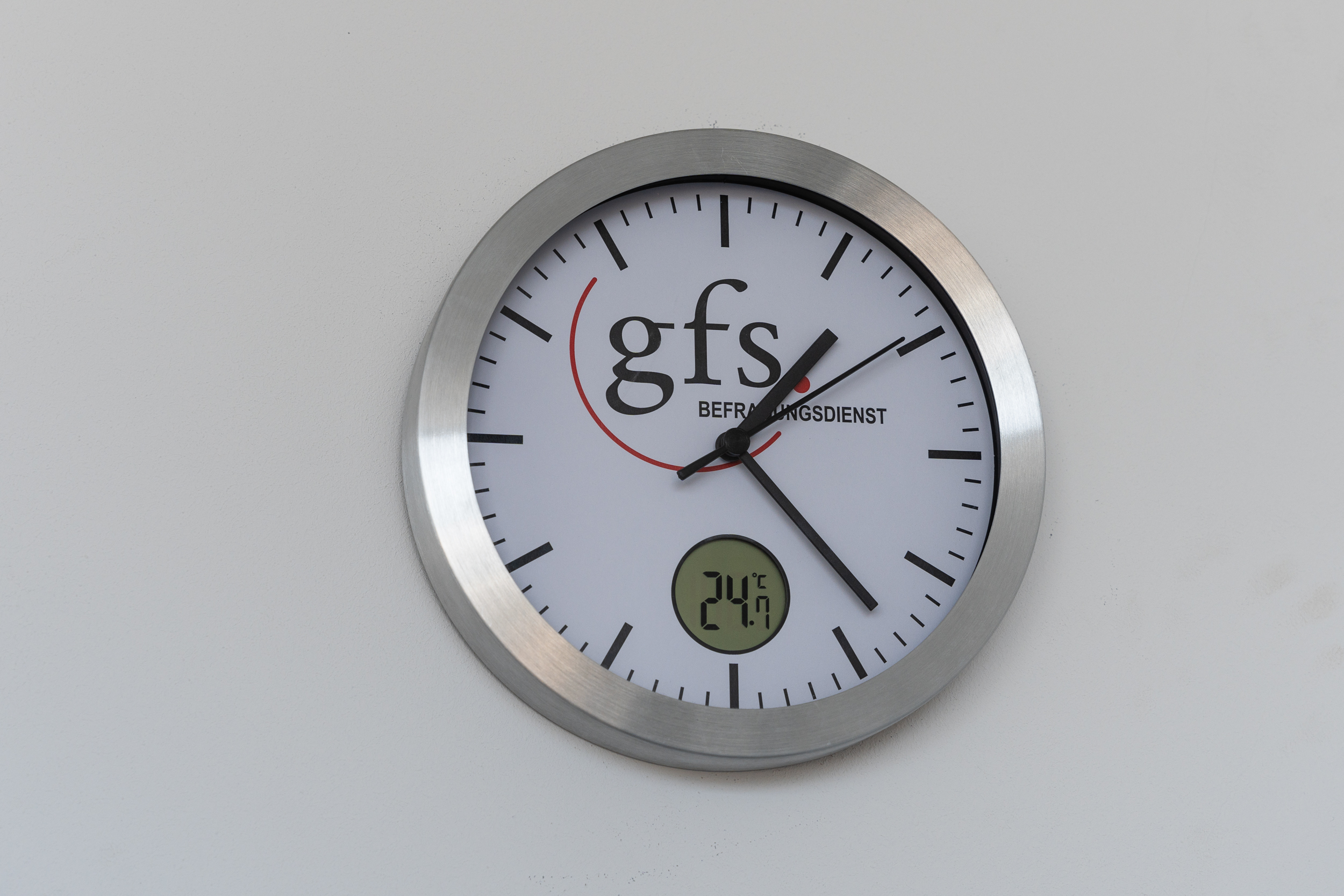 Une horloge avec le logo GFS