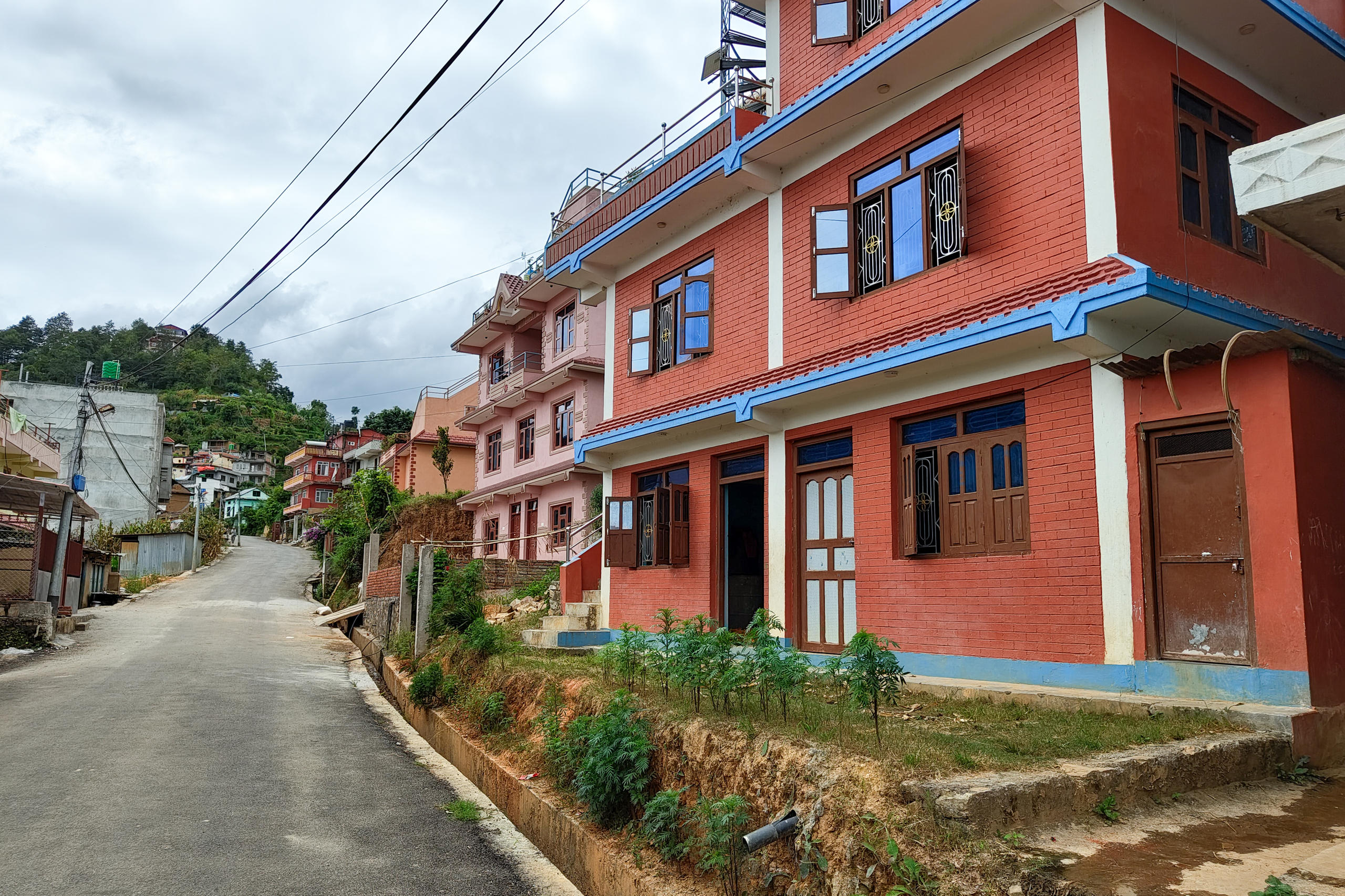 Rue vide dans un village du Népal