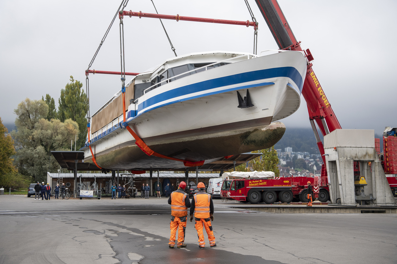 Il battello sollevato lunedì da due gru dal Lago di Zugo.