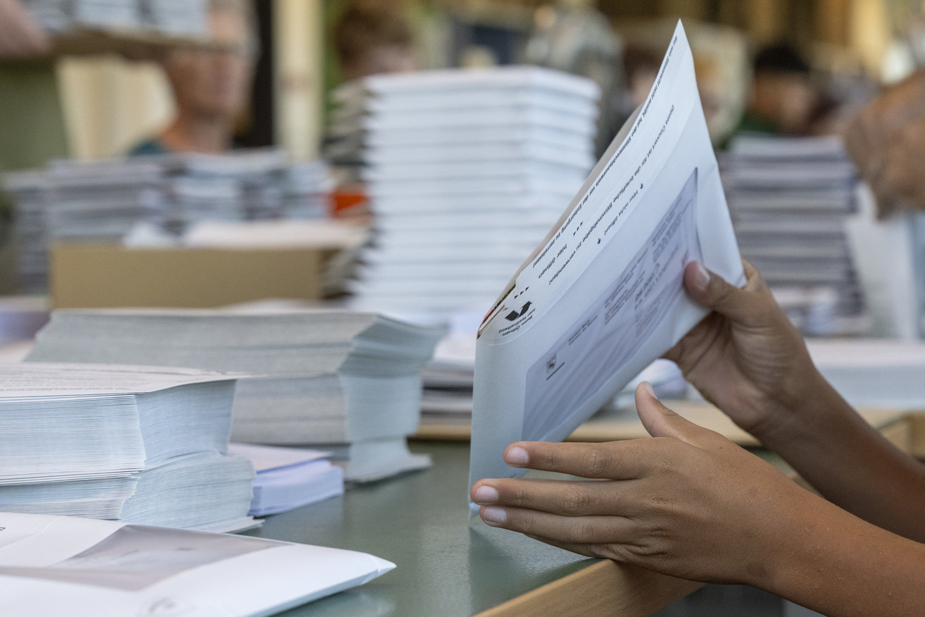Menschen verpacken das Wahlmaterial