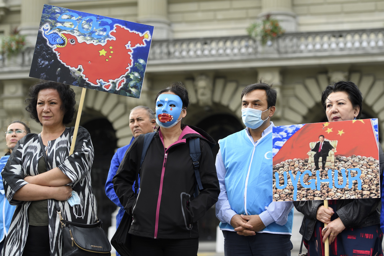 صورة لأشخاص يرتدون أقنعة الأويغور في احتجاج في برن