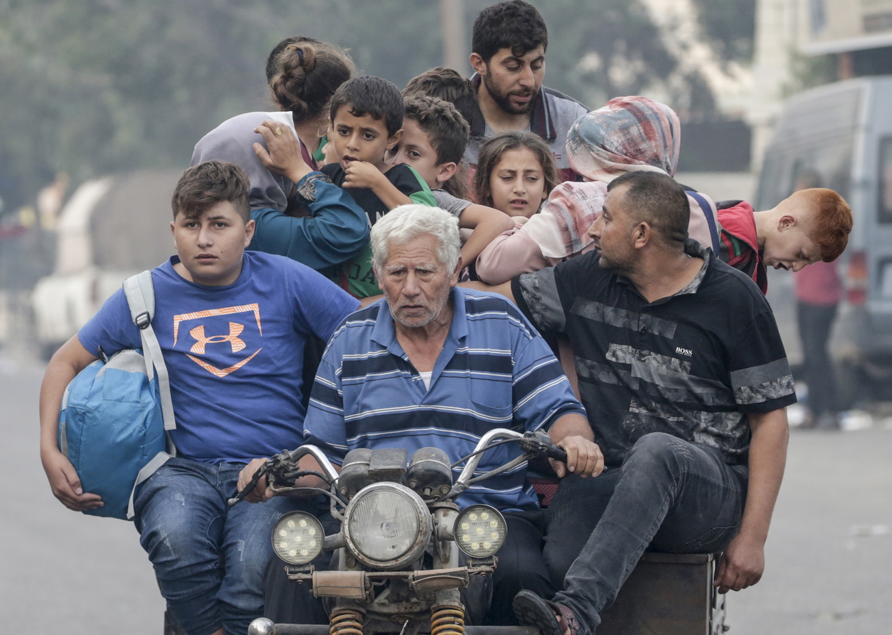 Popolazione civile in fuga, a Gaza l 8 ottobre 2023.