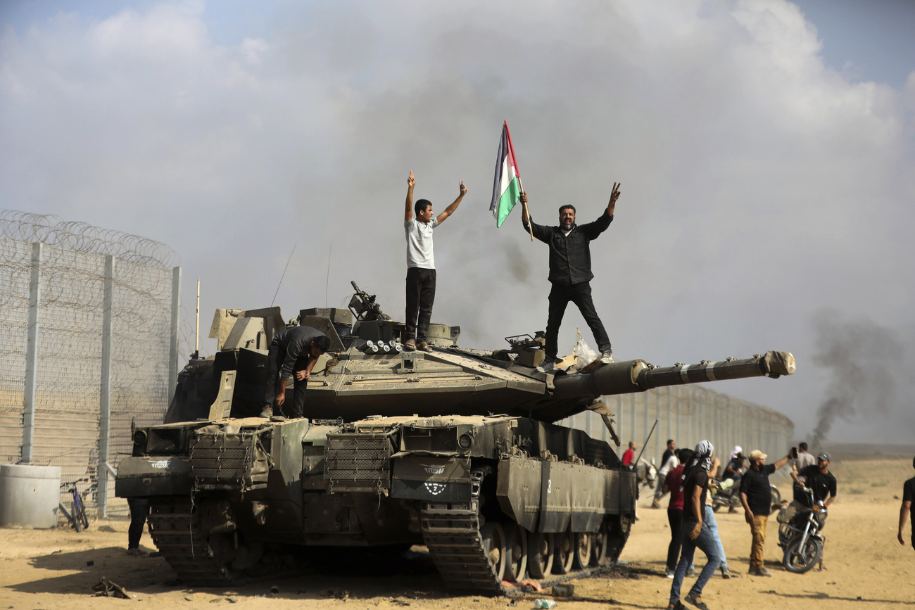 Combatientes de Hamás encima de un tanque israelí