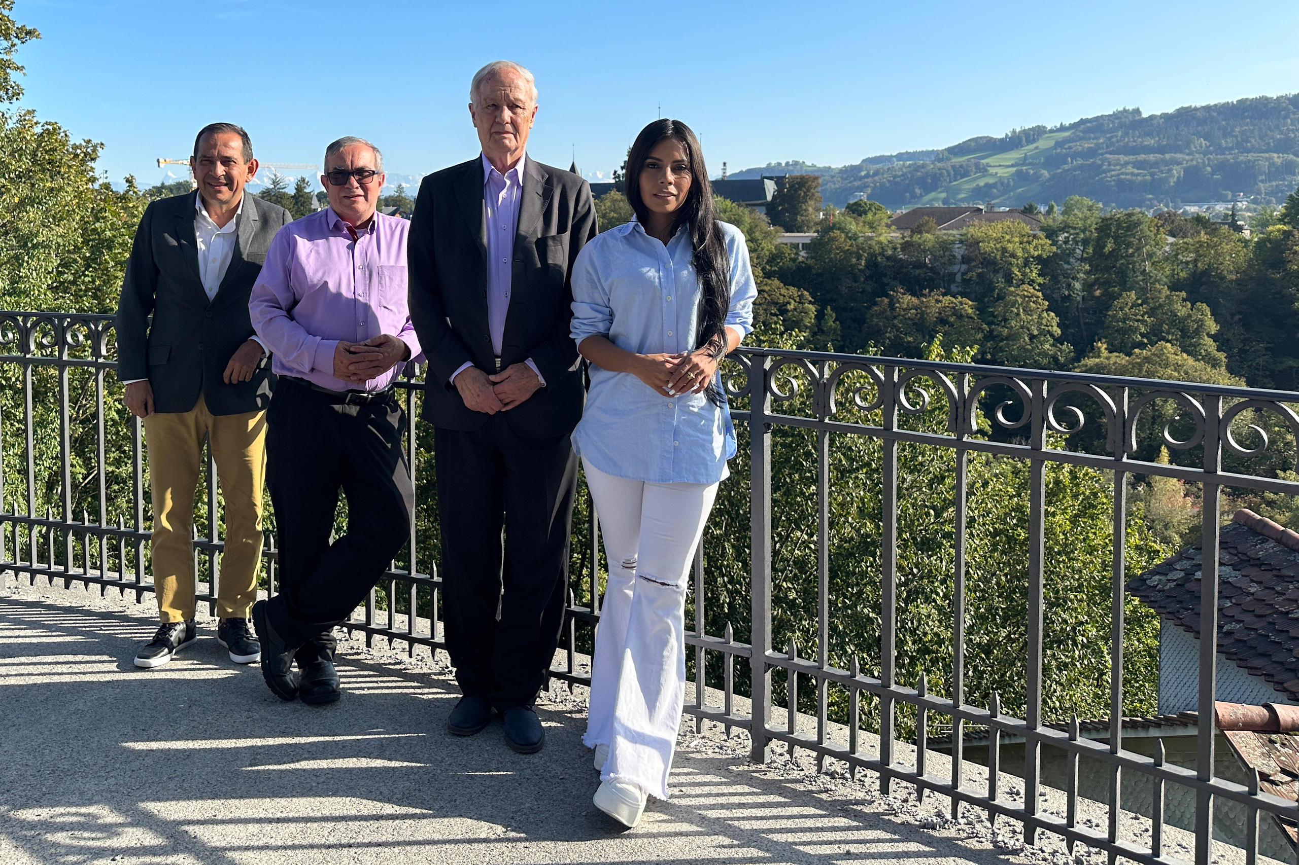 Gruppe von zwei Männern und zwei Frauen im Freien auf der Bundesterrasse in Bern