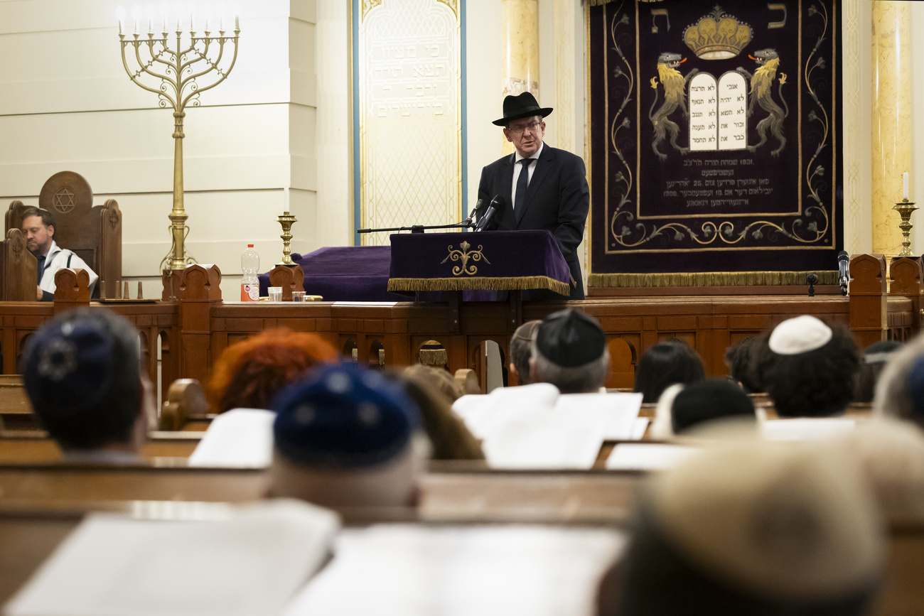 Albert Rösti lisant son discours à la synagogue de Berne