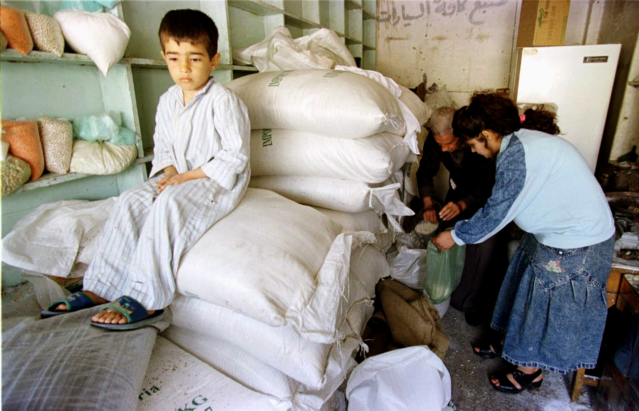 مركز لتوزيع الحصص في بغداد عام 1998.