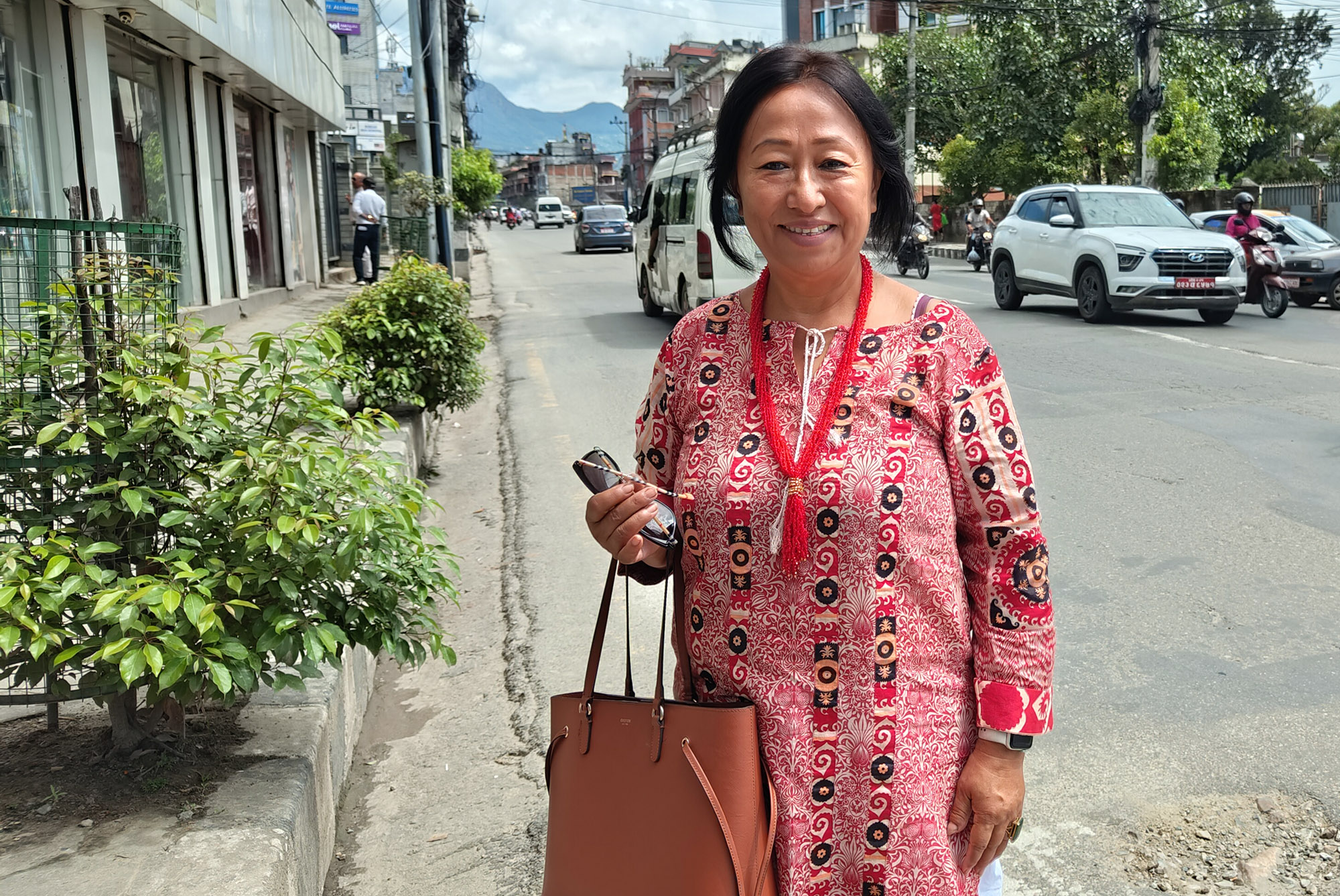 Femme népalaise dans une rue