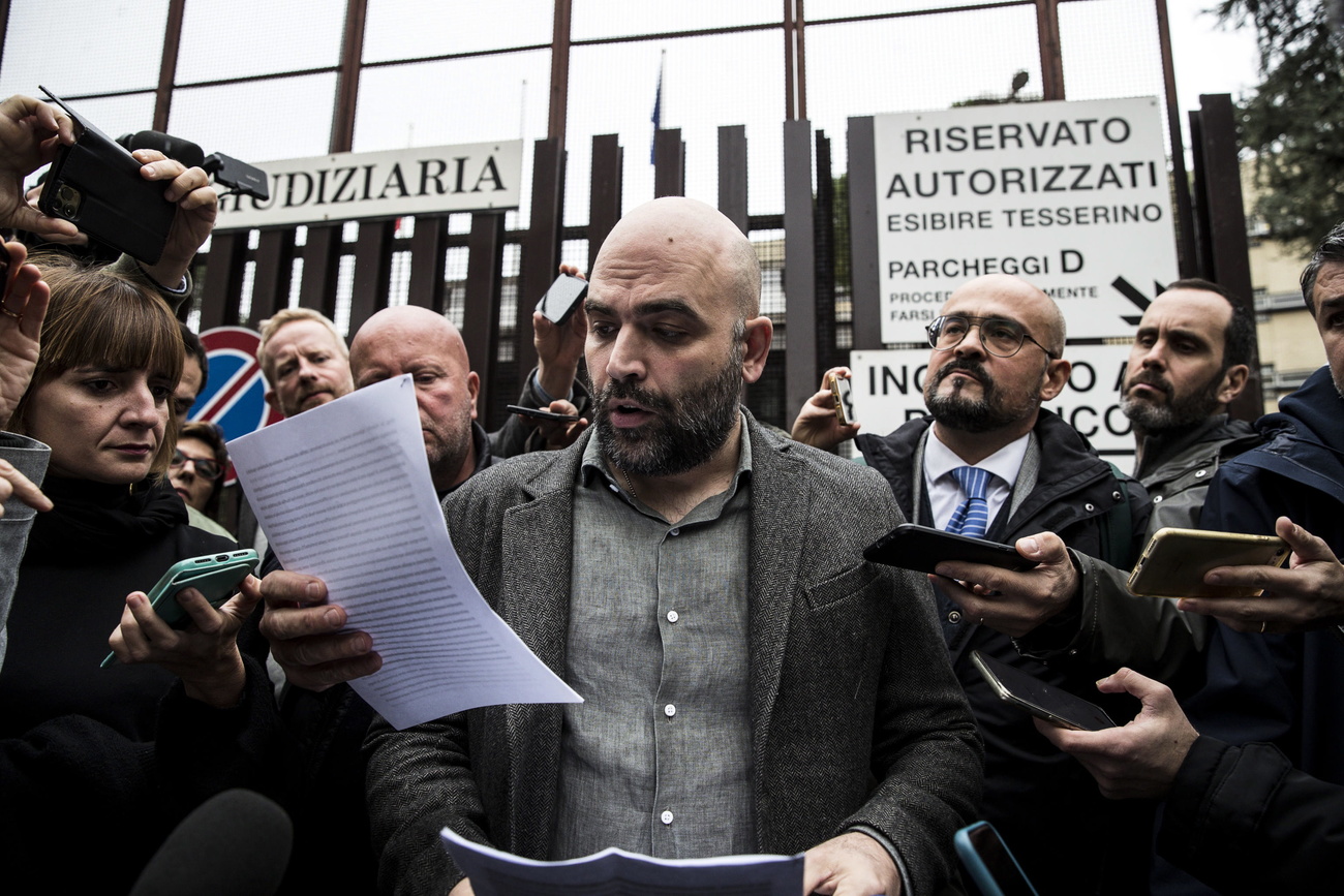 Saviano davanti al palazzo di giustizia di Roma.