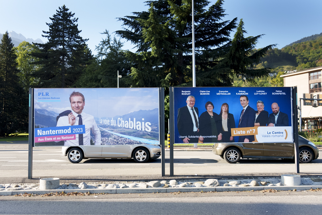2 affiches de campagne du PLR et du Centre