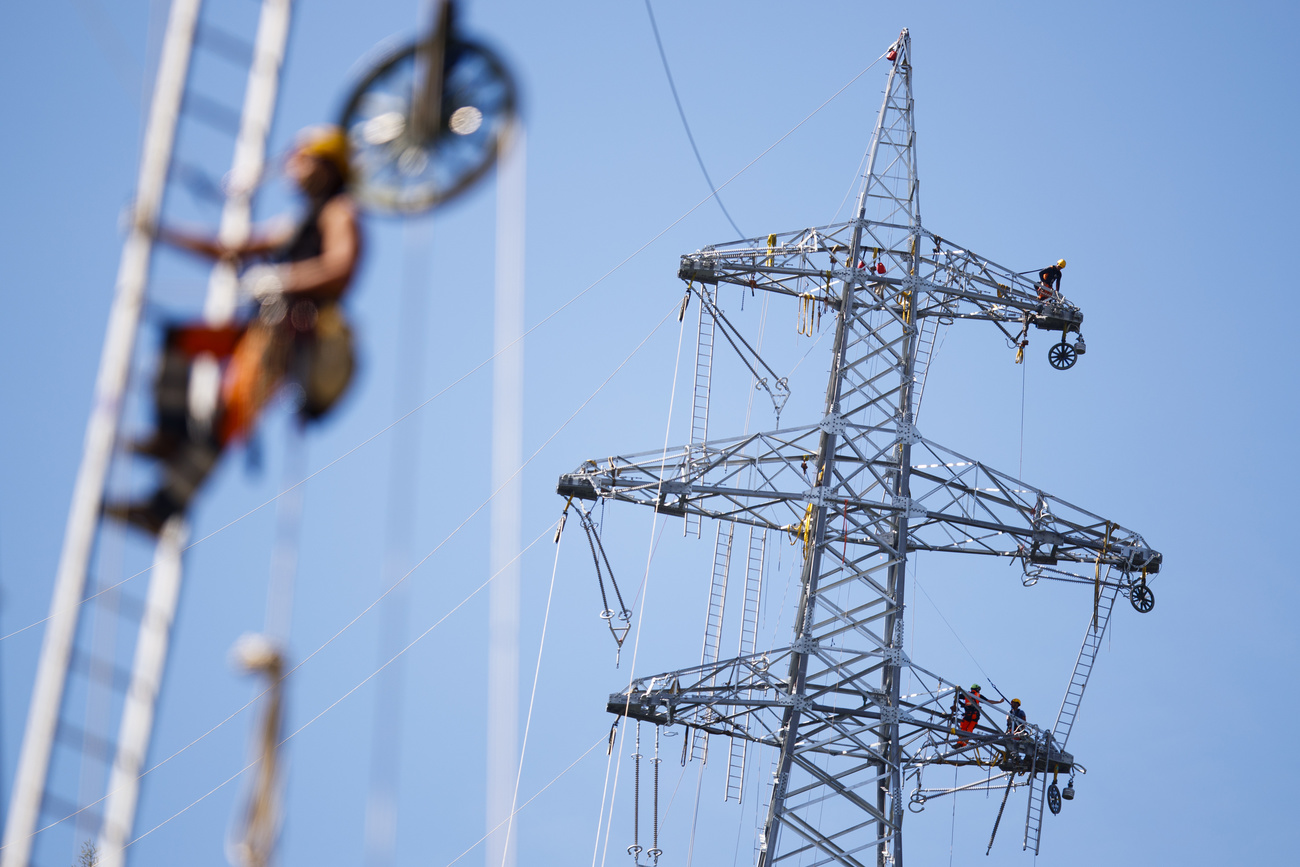 Un collaboratore di Swissgrid al lavoro in Vallese.