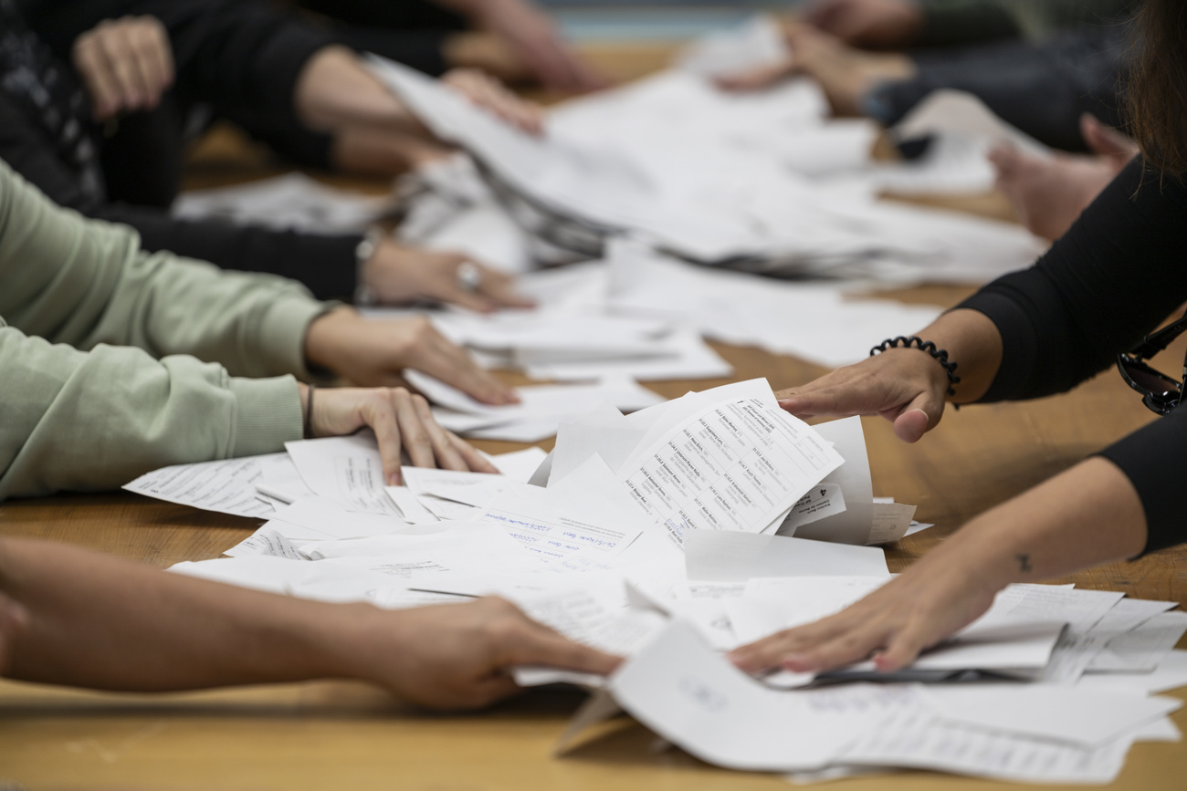 Funcionários eleitorais manipulando cédulas durante as eleições federais suíças