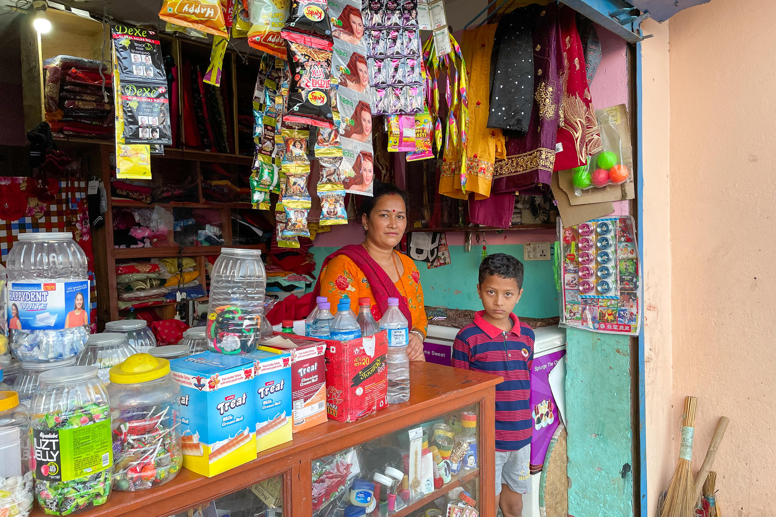 Une femme et un enfant devant un petit magasin au Népal