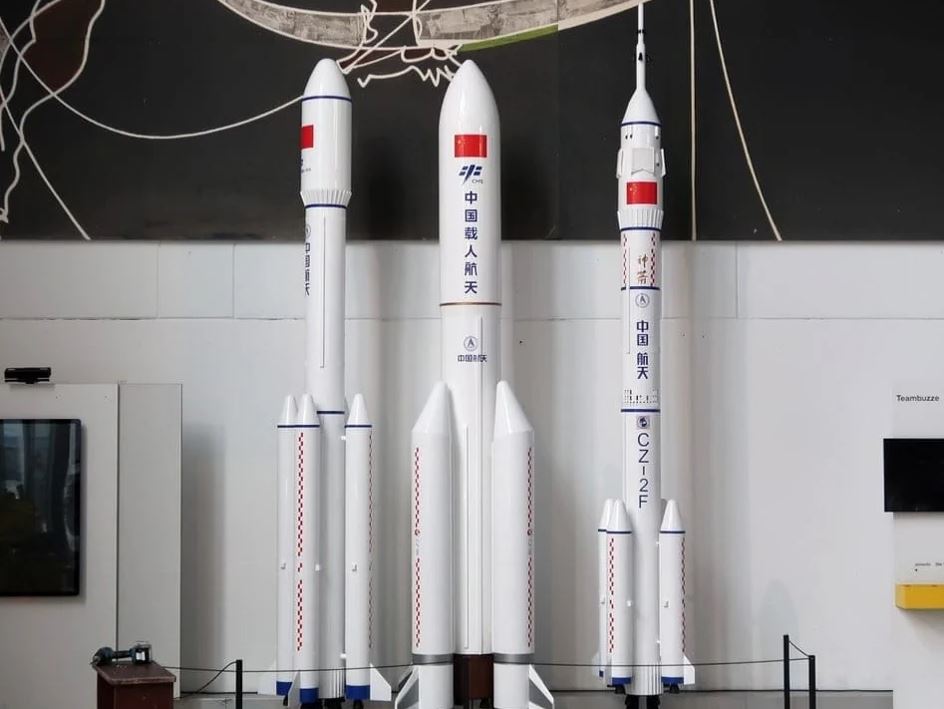three models of Chinese space rockets