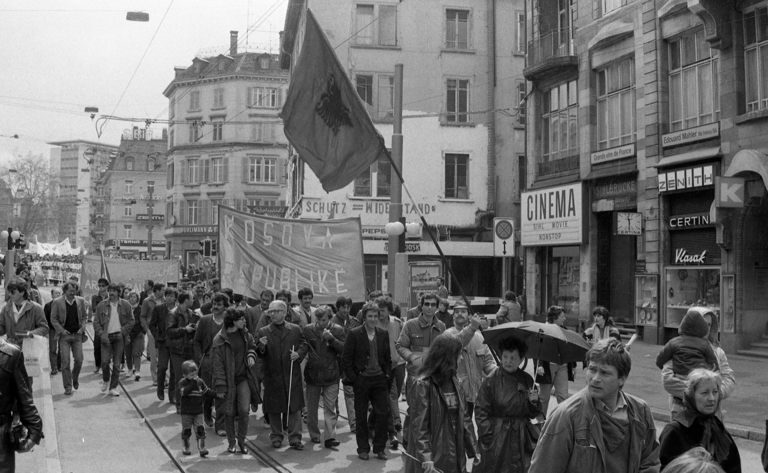 Manifestation albanaise dans une rue suisse.