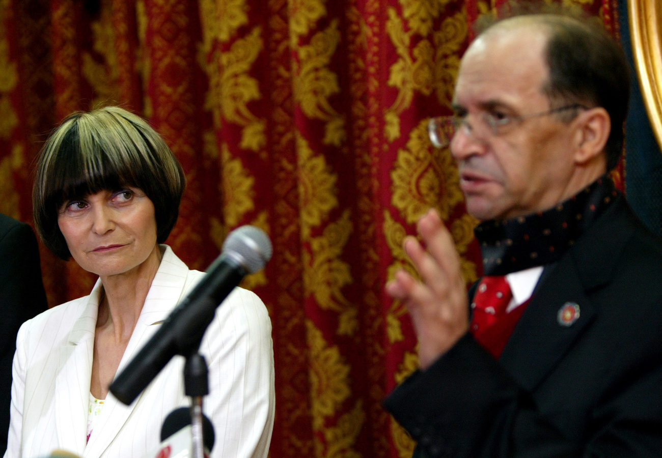 Ibrahim Rugova und Micheline Calmy-Rey bei einer gemeinsamen Pressekonferenz