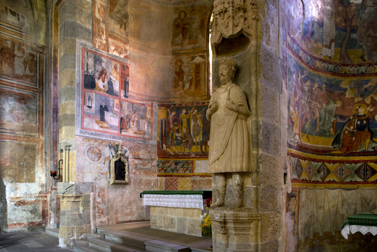 La statua di Carlo Magno e il ciclo di affreschi più grande e meglio conservato dell Alto Medioevo.