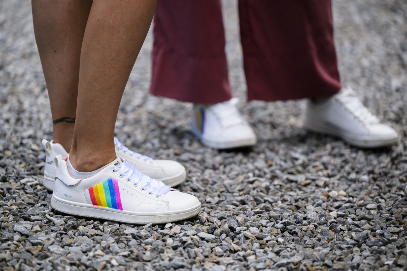 Particolare di una scarpa con i colori dell arcobaleno.