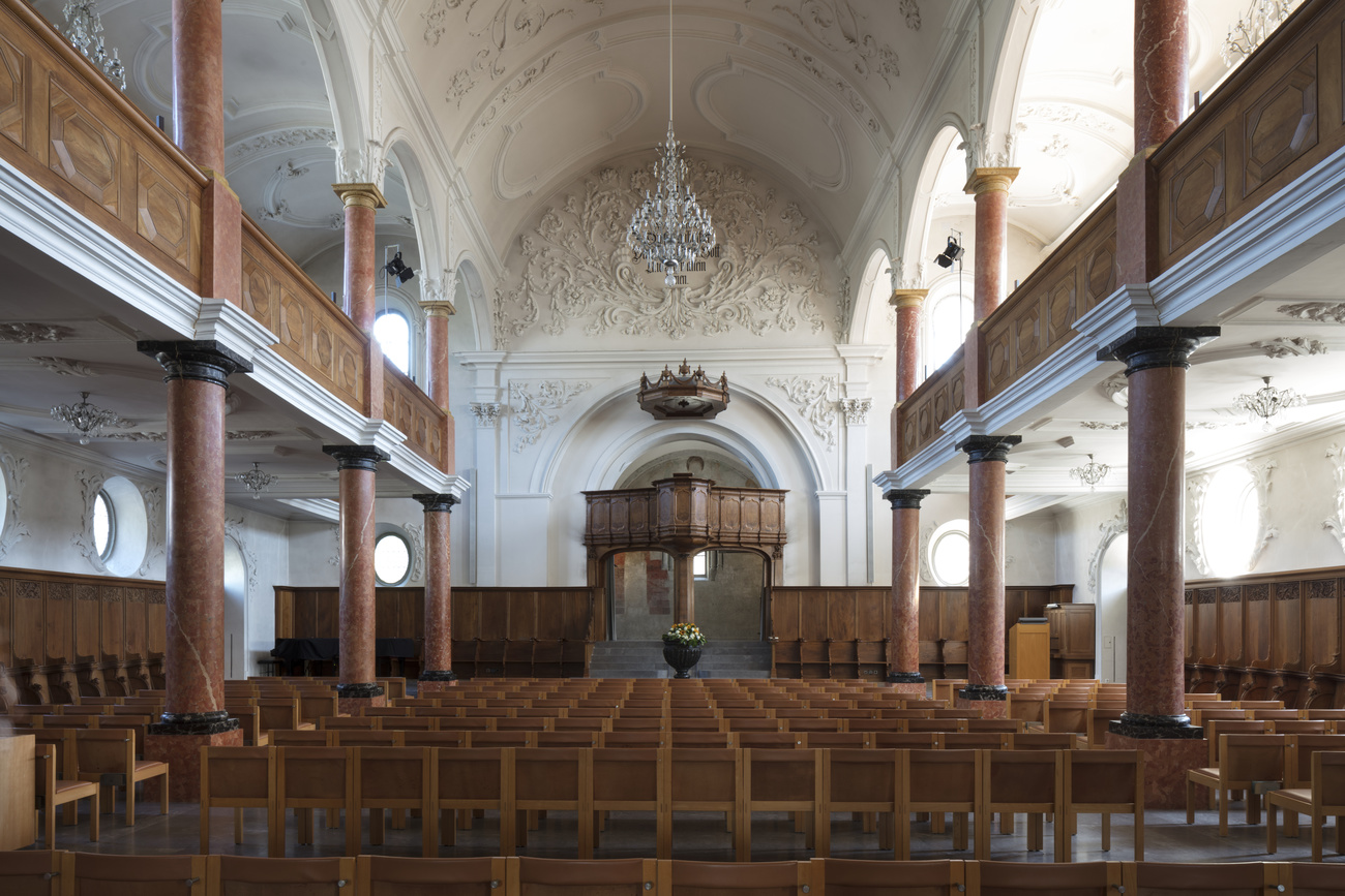 El interior de una iglesia vacía