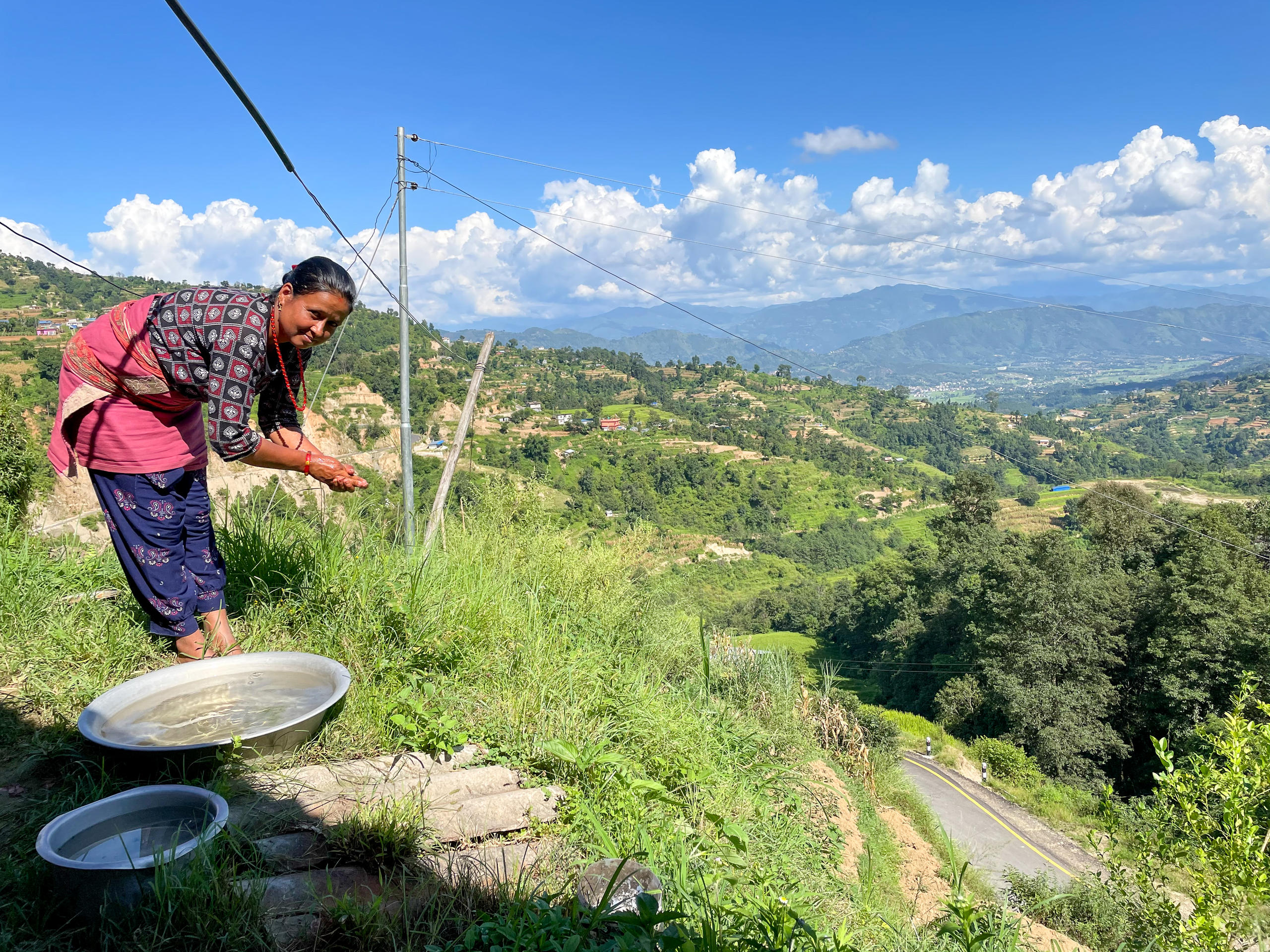 Homme travaillant dans un champ au Népal
