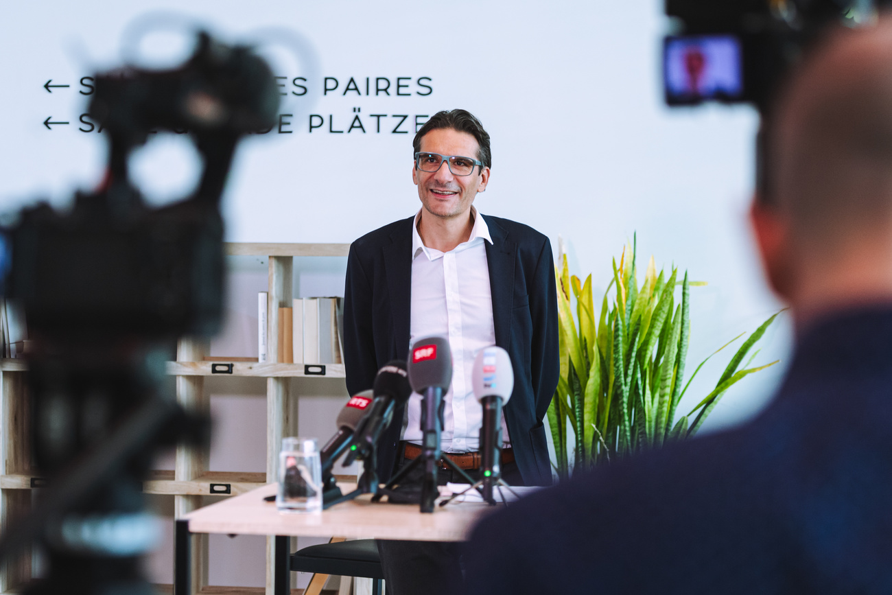 Gerhard Andrey an einer Pressekonferenz
