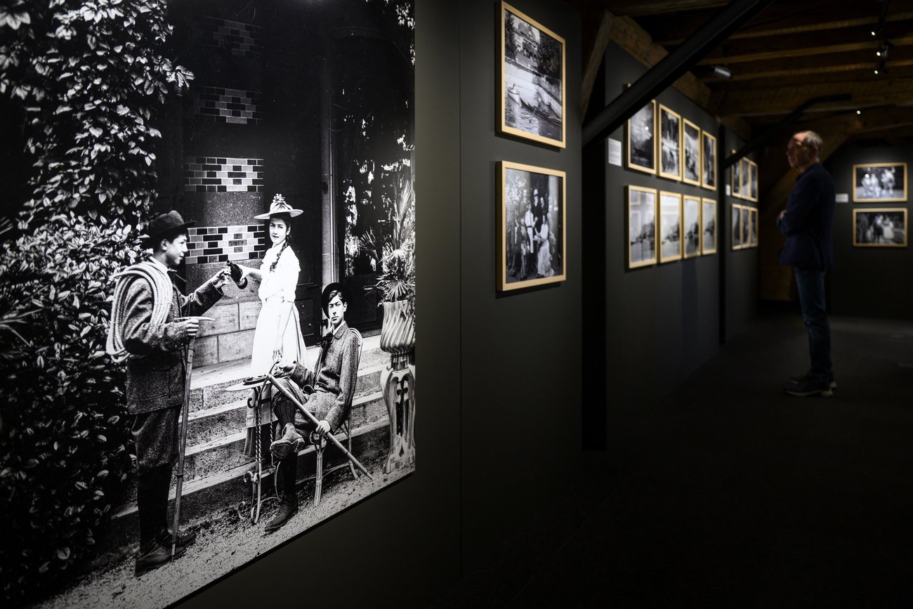 Una sala della mostra fotografica dedicata agli scatti di Gustave Eiffel.