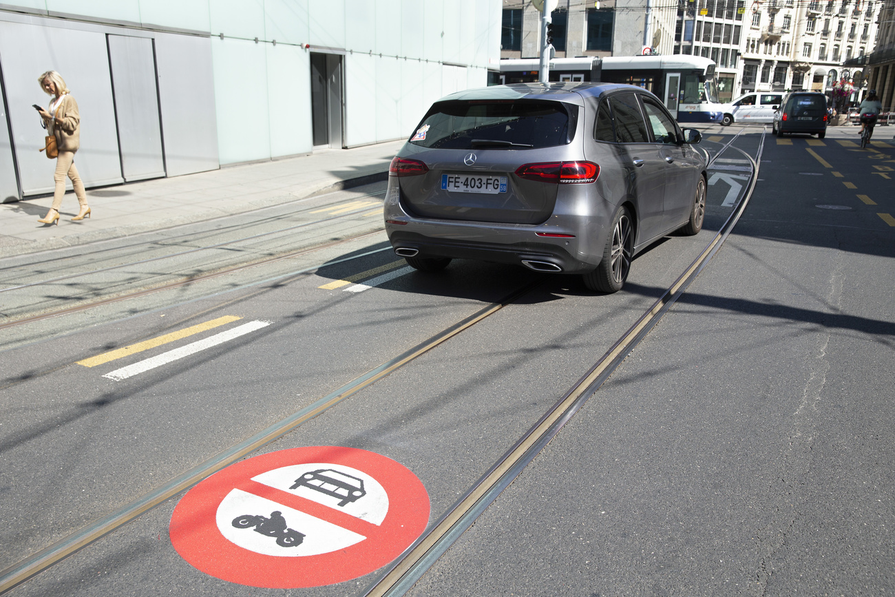 auto circola su binari di tram