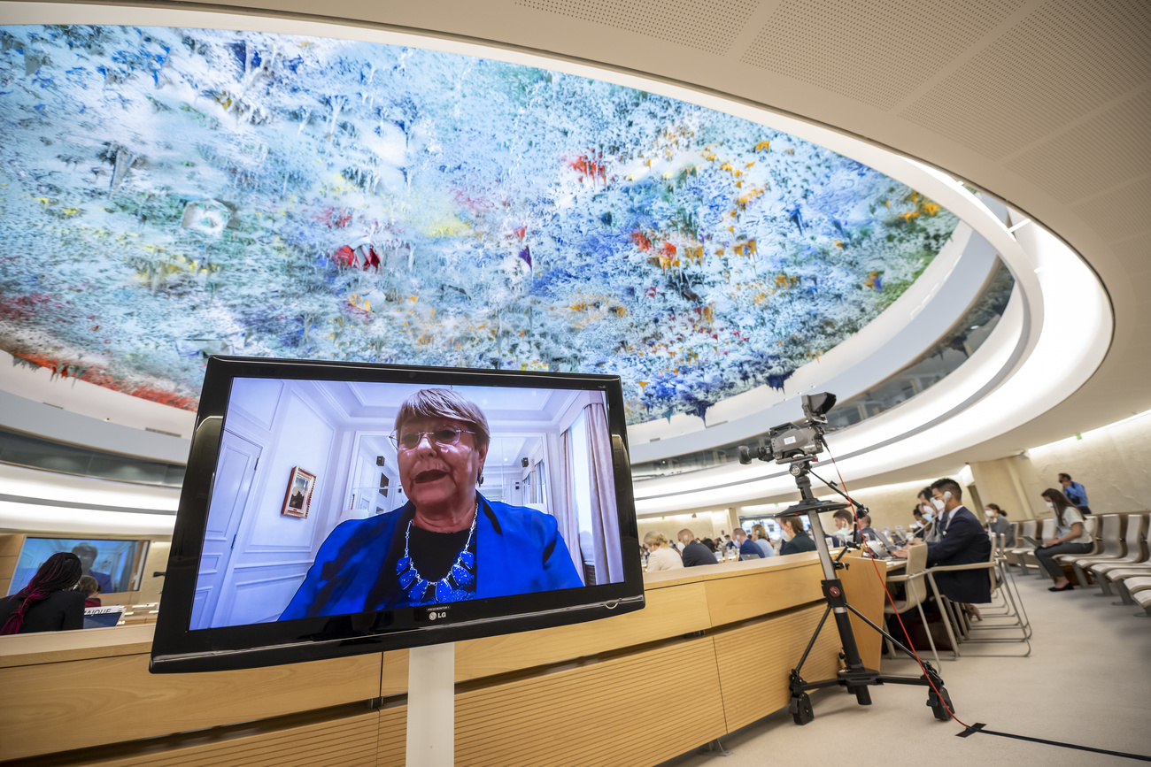 ميشيل باشليت تلقي كلمة في مجلس حقوق الإنسان التابع للأمم المتحدة في جنيف.