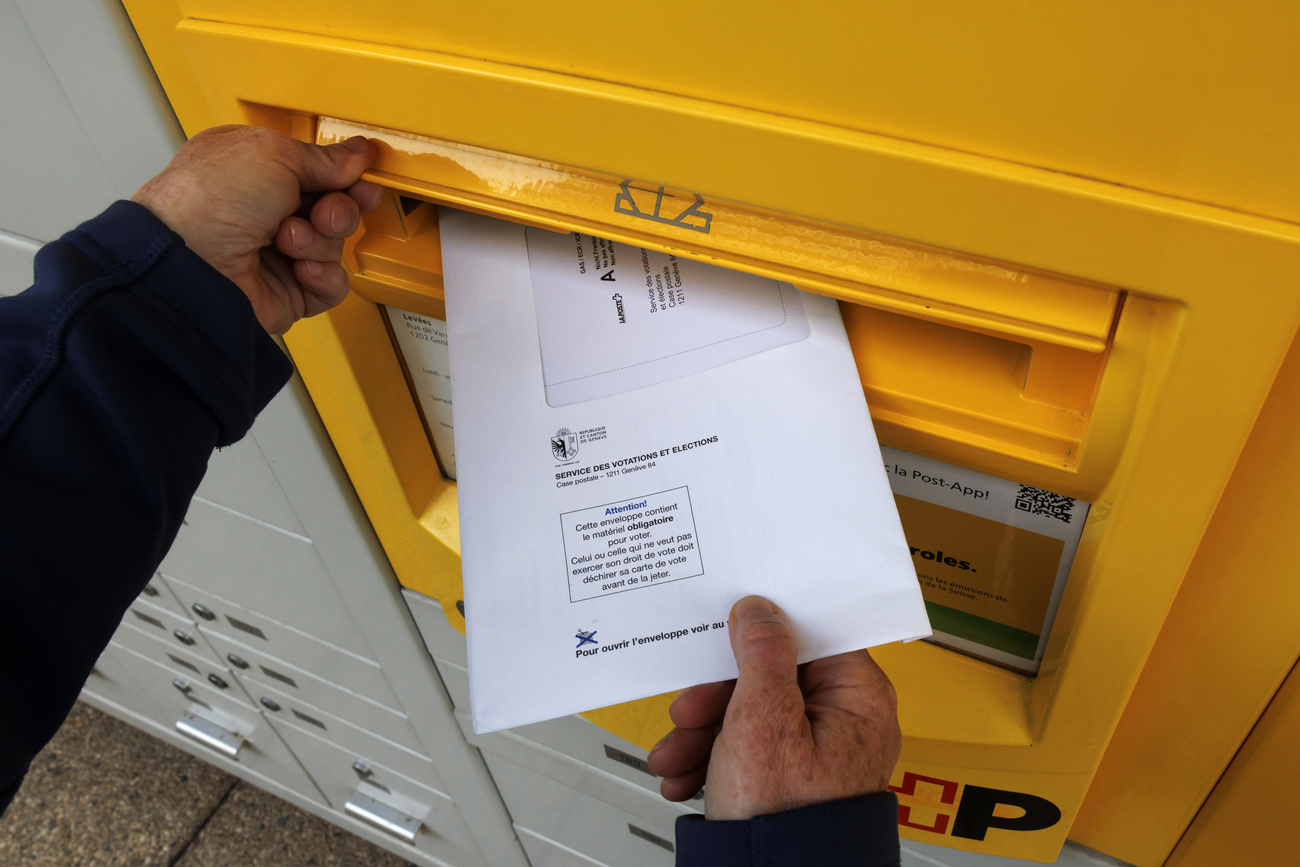 busta di voto per corrispondenza viene infilata in cassetta delle lettere