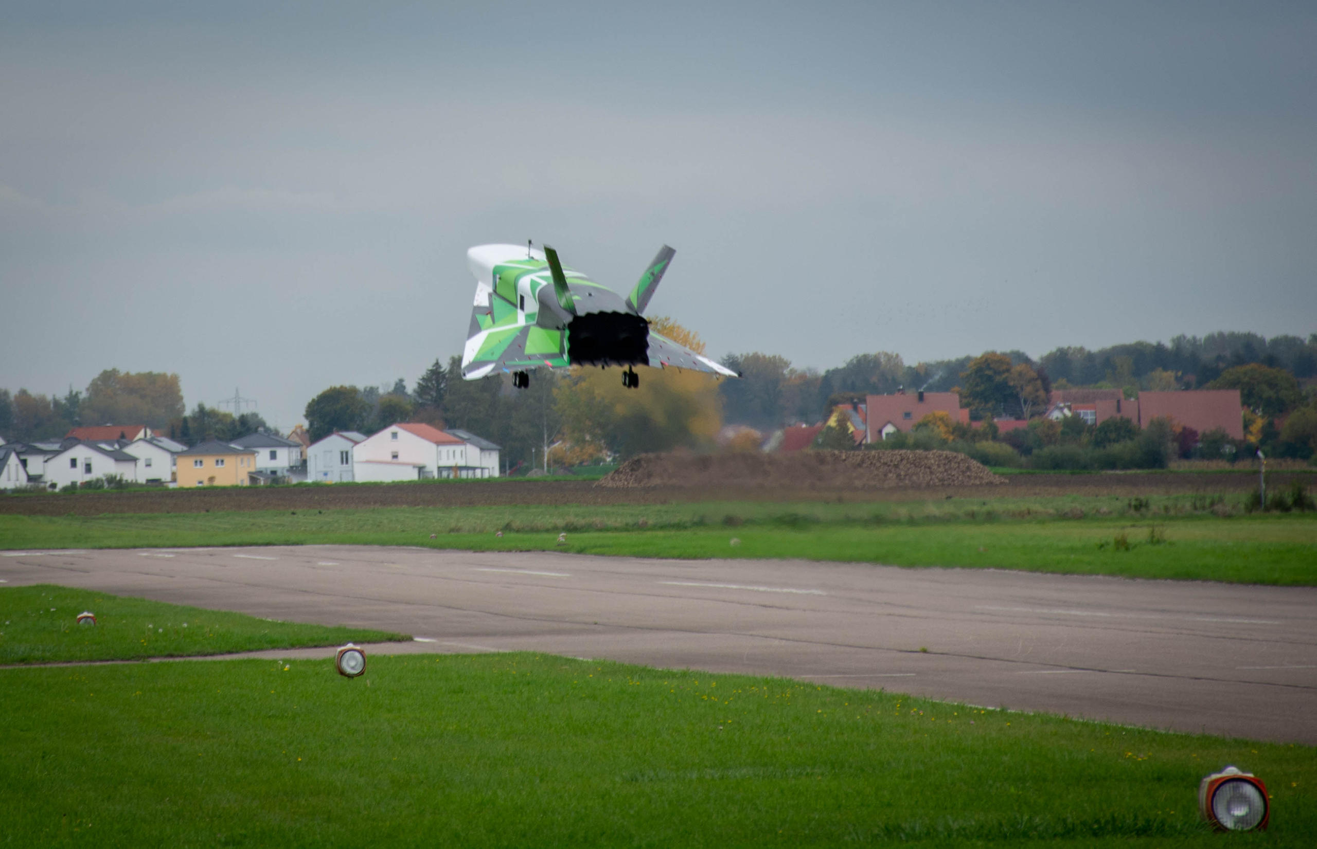 un prototipo di aereo supersonico durante la fase di decollo