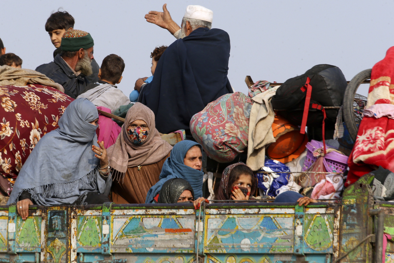 Famiglie afghane nella località di Torkham, in Pakistan, ritratte il 31 ottobre 2023.