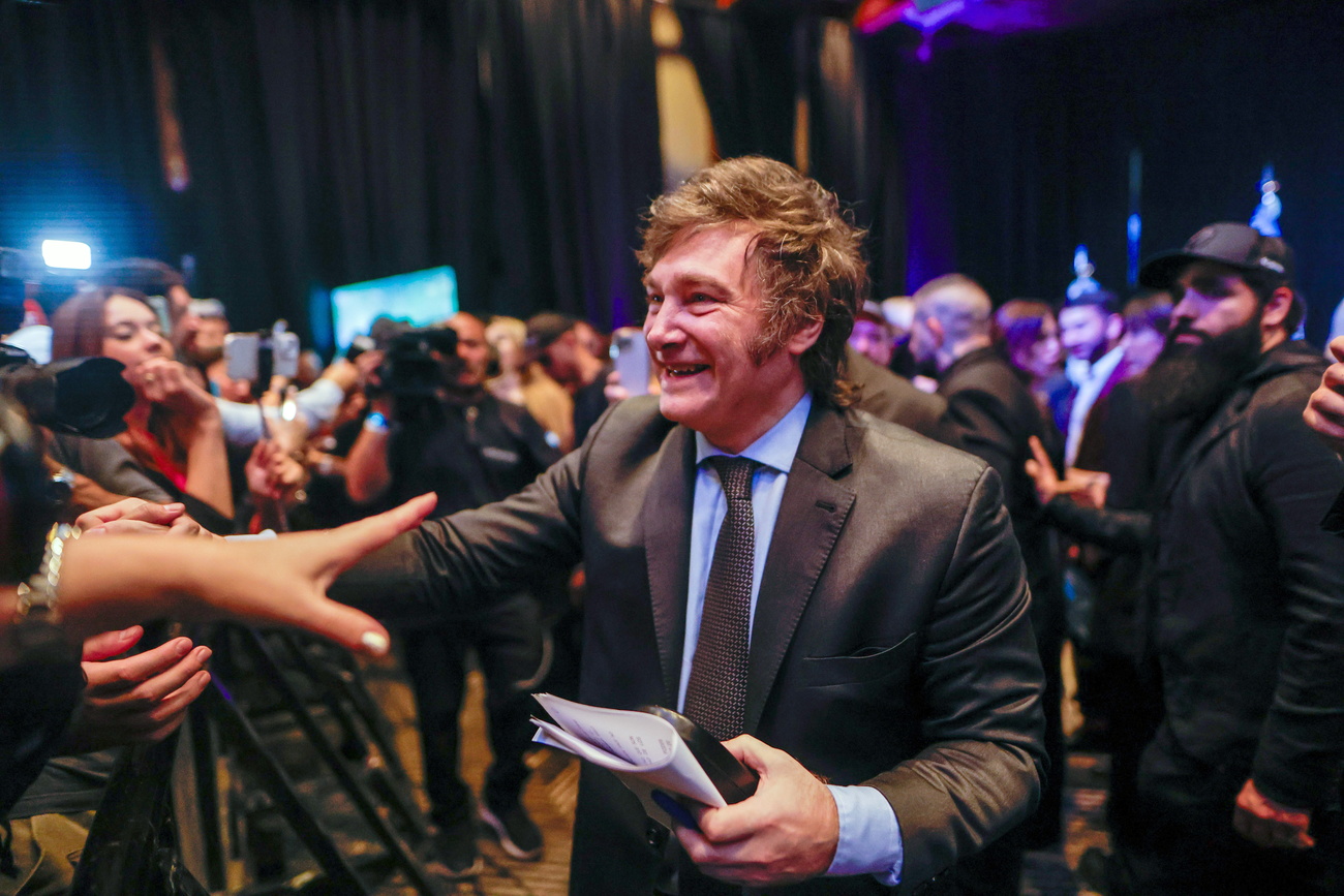 Javier Milei gibt Fans die Hand