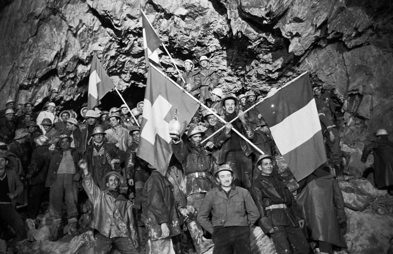 Operai svizzeri e italiani nel Tunnel del Gran San Bernardo nel 1962.