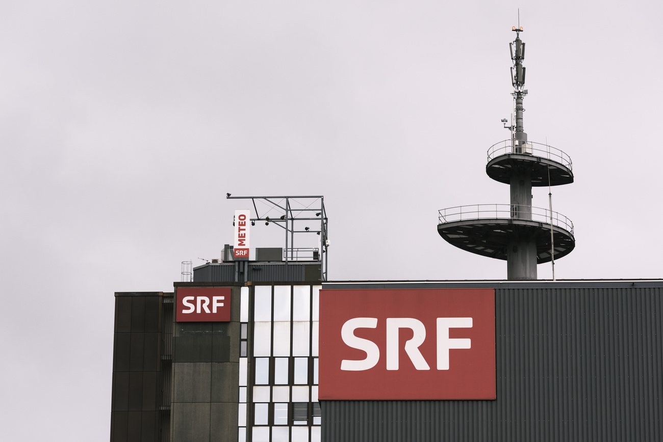 Das Dach des SRF-Gebäude mit dem Logo
