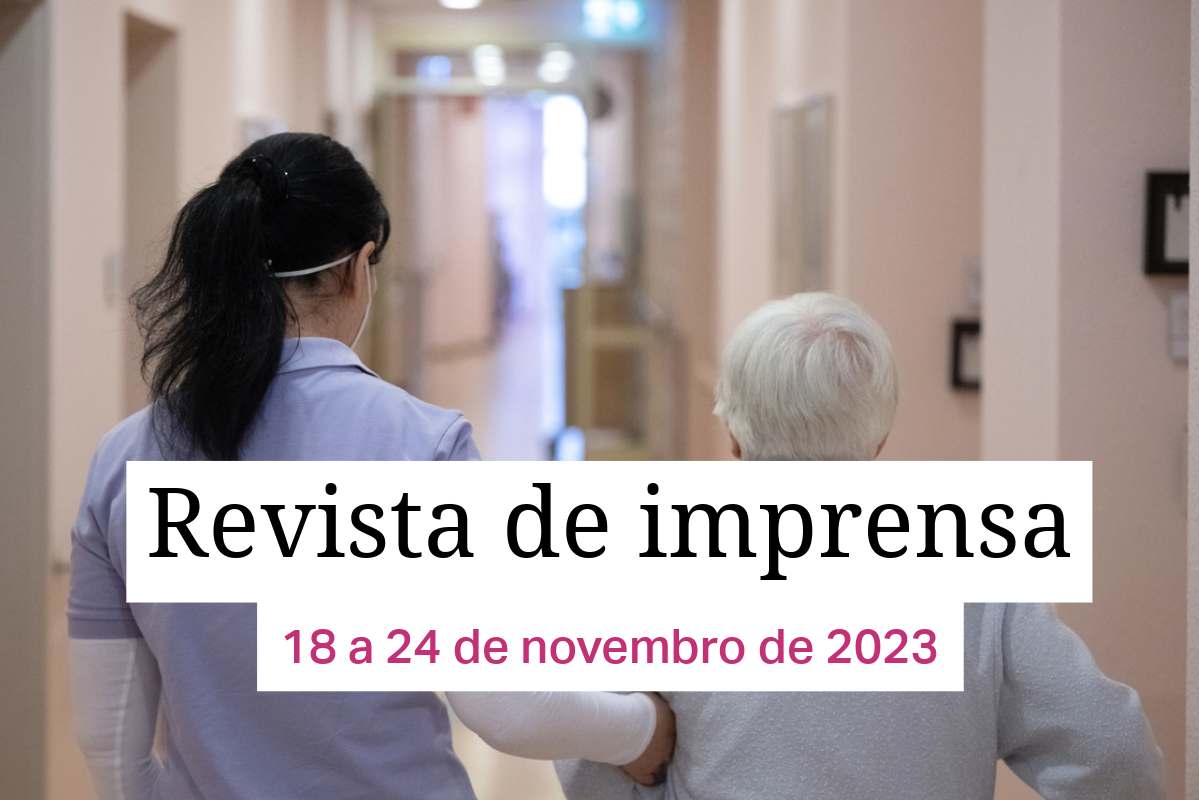 Enfermeira com uma idosa em um hospital